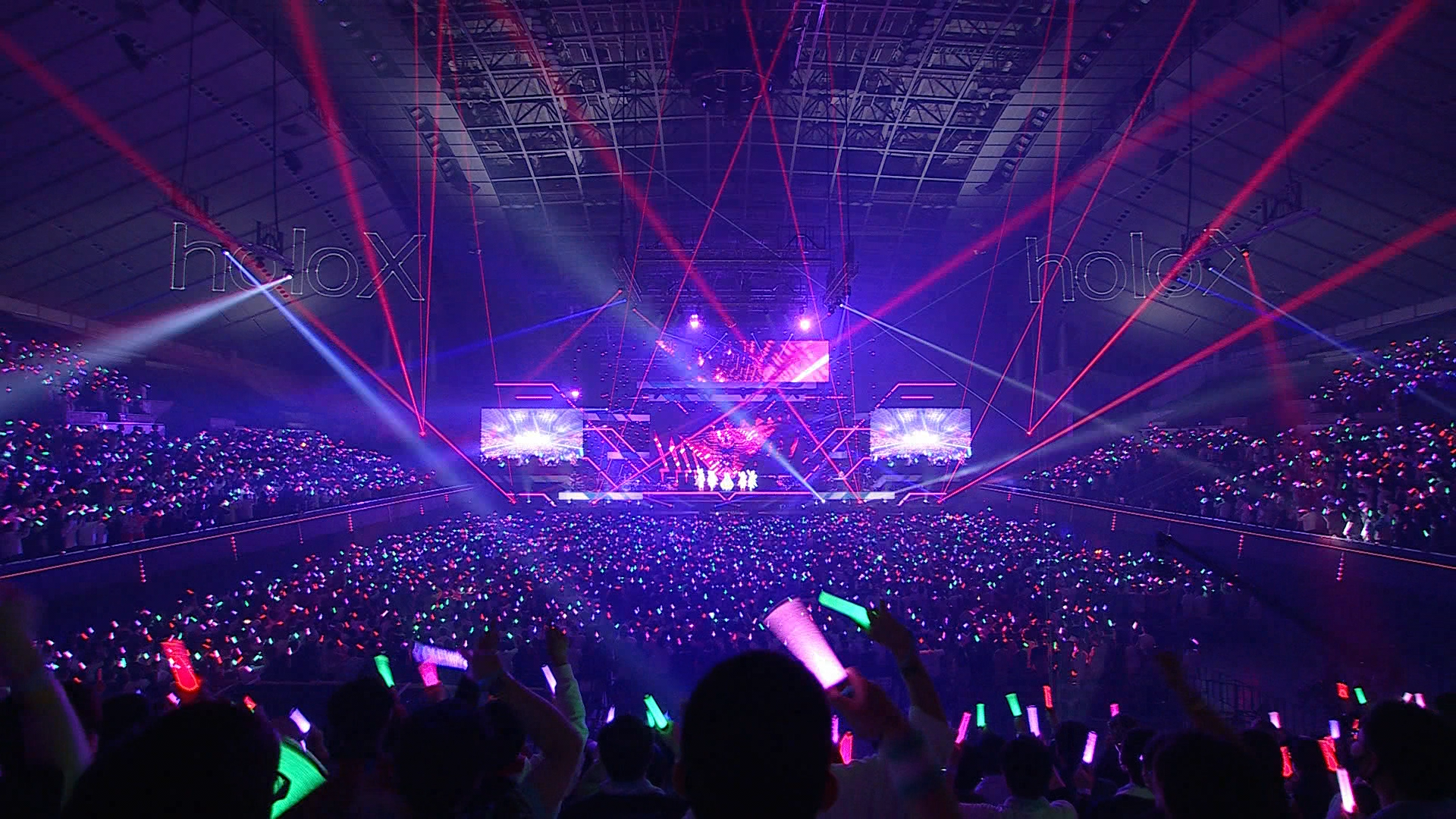 hololive 4th fes. Our Bright Parade : 6th Generation holoX make their debut appearance on the Fes stage performing their signature song 常夜リペイント Jouya Repaint surrounded by an ostentatious array of lighting effects